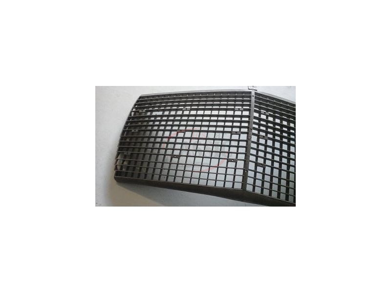 Mercedes-Benz W114 /8 - Grelha principal