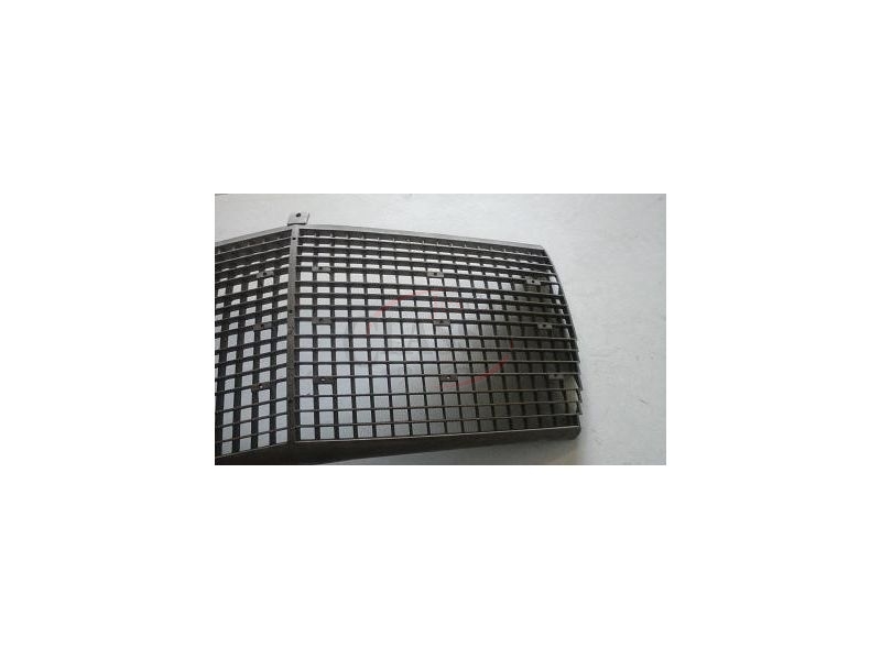 Mercedes-Benz W114 /8 - Grelha principal