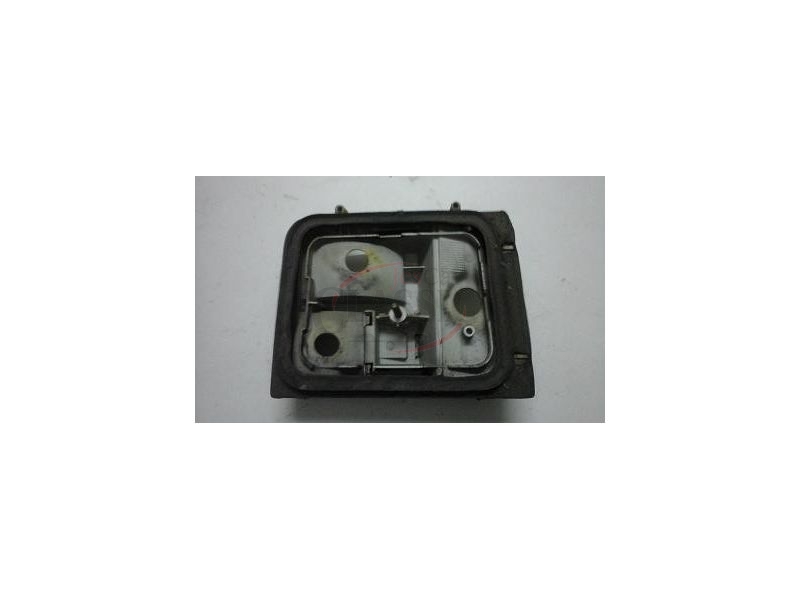 Peugeot 205 I - Base do farolim traseiro esquerdo (GEMO)
