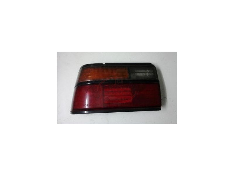 Toyota Corolla VI EE90 - Farolim traseiro esquerdo (IKI)