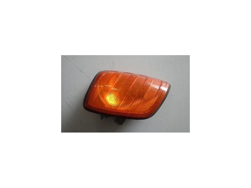 Mercedes-Benz W124 - Farolim frente direito (HELLA)