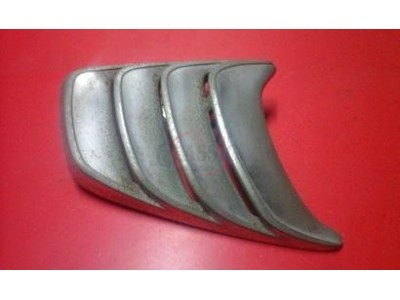 Nissan 100A - Grelha lateral direita