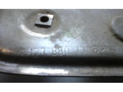 Mercedes-Benz W123 - Suporte do canto de para-choques traseiro esquerdo