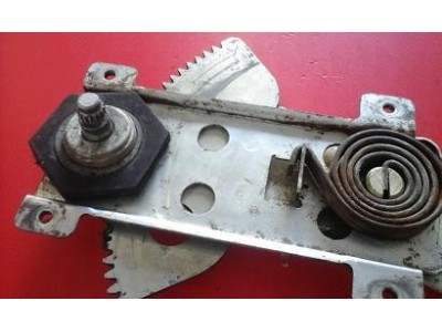 Toyota Corolla II KE20 - Elevador de vidro manual frente esquerdo