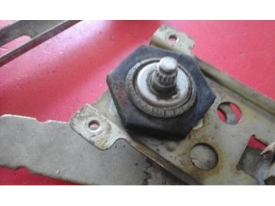 Toyota Corolla II KE20 - Elevador de vidro manual traseiro esquerdo