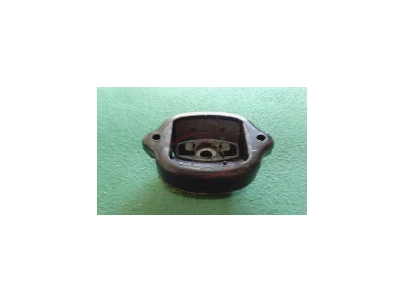 Mercedes-Benz W123 - Apoio de motor