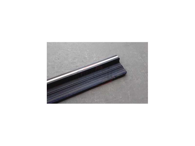 Mercedes-Benz W123 - Soleira da porta traseira (Pousa-pés)