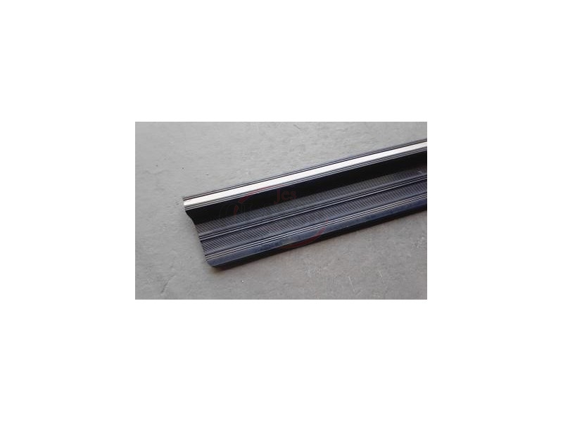 Mercedes-Benz W123 - Soleira da porta traseira (Pousa-pés)