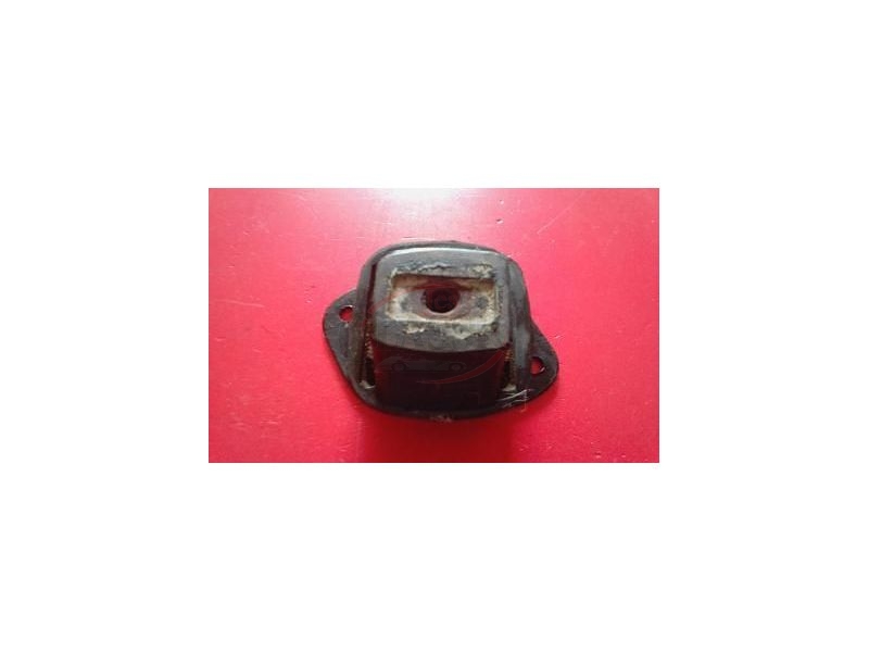 Mercedes-Benz W115 /8 - Apoio de motor frente esquerdo