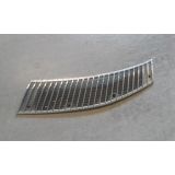 Mercedes-Benz W123 - Grelha de curcuvan esquerda (Cromada)
