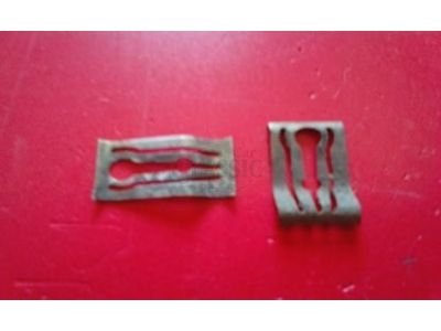 Peugeot 205 - Mola de fixação metálica do friso da tampa mala