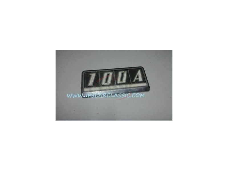 Nissan 100A - Emblema traseiro