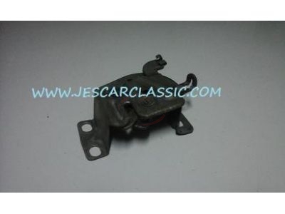 Nissan 100A - Mecanismo de fecho capot motor