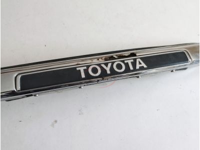 Toyota Hiace I LH20 - Pega exterior da tampa mala com emblema