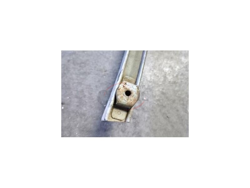 Peugeot 205 / Peugeot 309 - Calha de prumo guia do vidro porta traseira direita