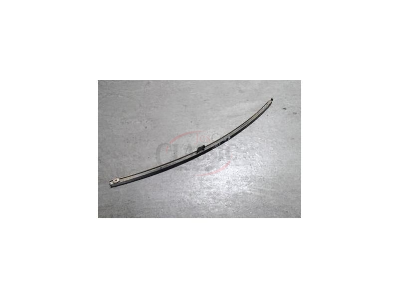 Peugeot 205 / Peugeot 309 - Calha de prumo guia do vidro porta traseira direita