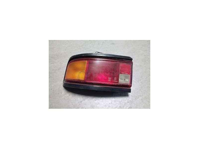 Mazda 323 BG - Farolim tras esquerdo (KOITO)