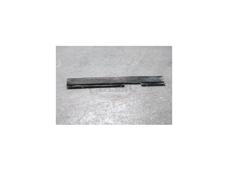 Mercedes-Benz W123 - Protecção de passa-fios frente direita