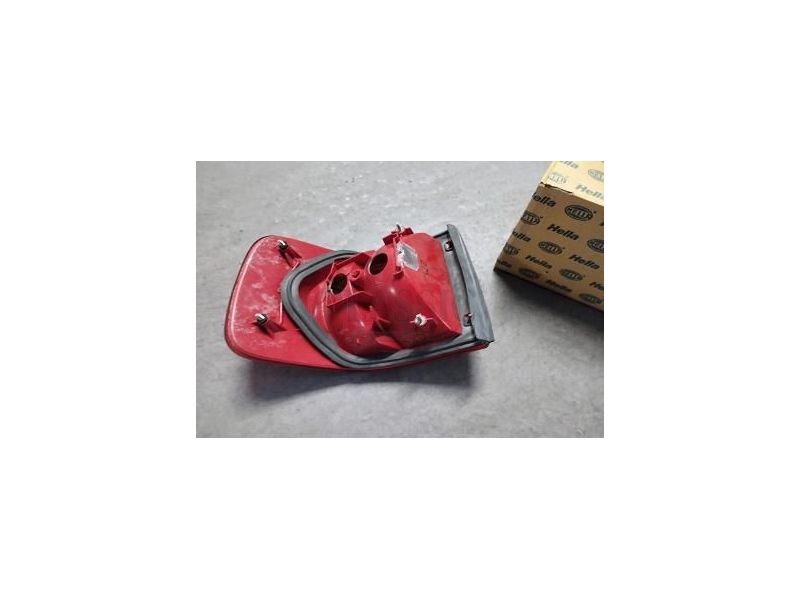 Audi 80 B4 - Farolim traseiro exterior direito (HELLA)