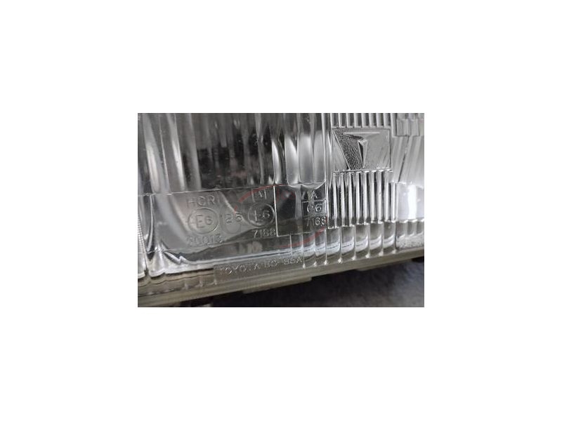 Toyota Corolla IV KE70 - Farol principal esquerdo (KOITO)