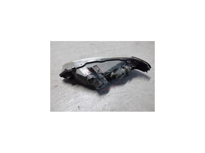 Nissan Almera II N16 - Farol principal direito (KOITO)