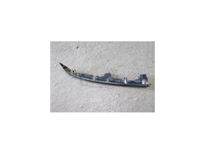 Nissan Primera P10 - Friso inferior farol direito