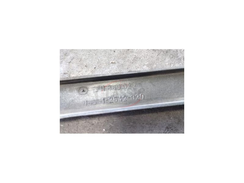 Mercedes-Benz W201 190 - Friso farol inferior direito