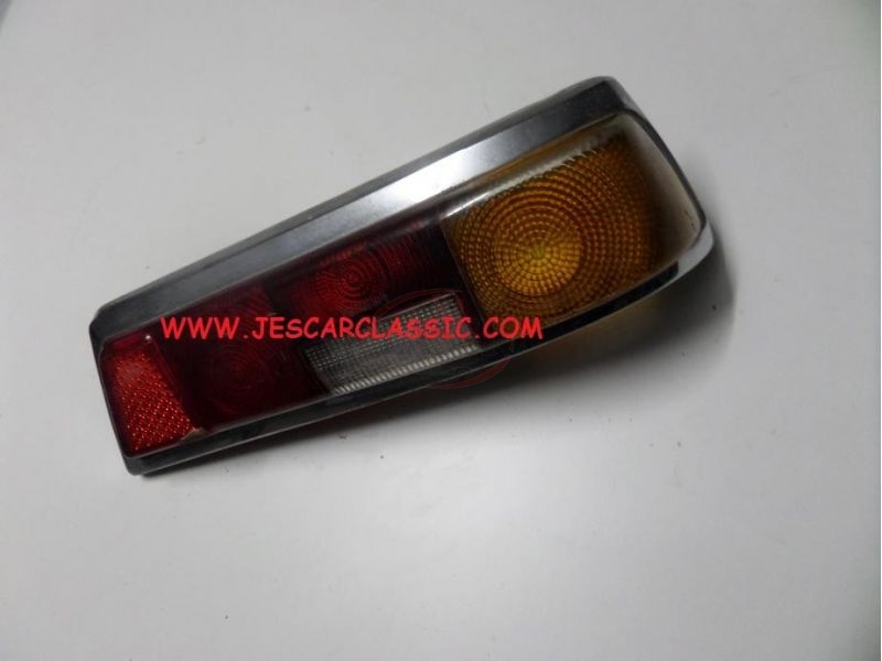 Mercedes-Benz W110 / Mercedes-Benz W111 - Vidro farolim traseiro direito (HELLA)