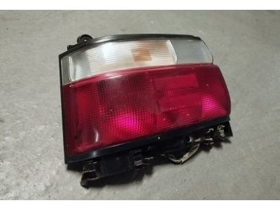 Toyota Corolla CE100 - Farolim tras esquerdo (KOITO)