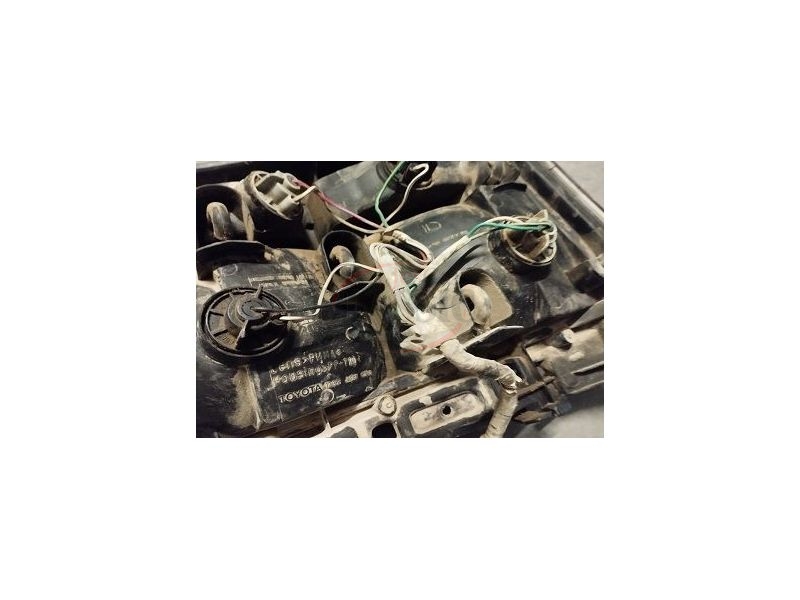 Toyota Corolla CE100 - Farolim tras esquerdo (KOITO)