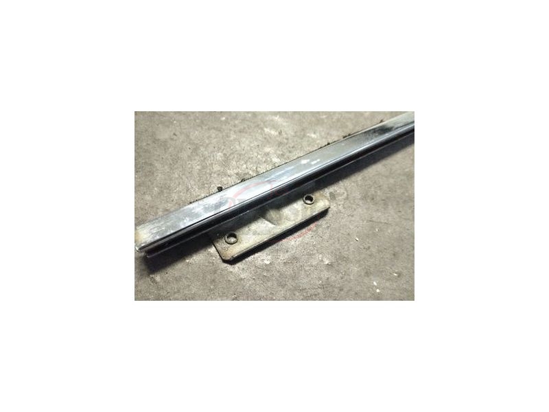 VW Carocha 55-64 - Calha metálica cromada guia da vidro porta frente direita (prumo)