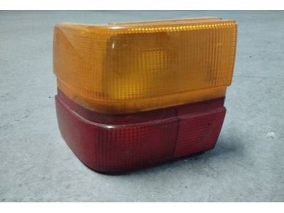 Audi 100 C3 - farolim tras esquerdo exterior (HELLA)