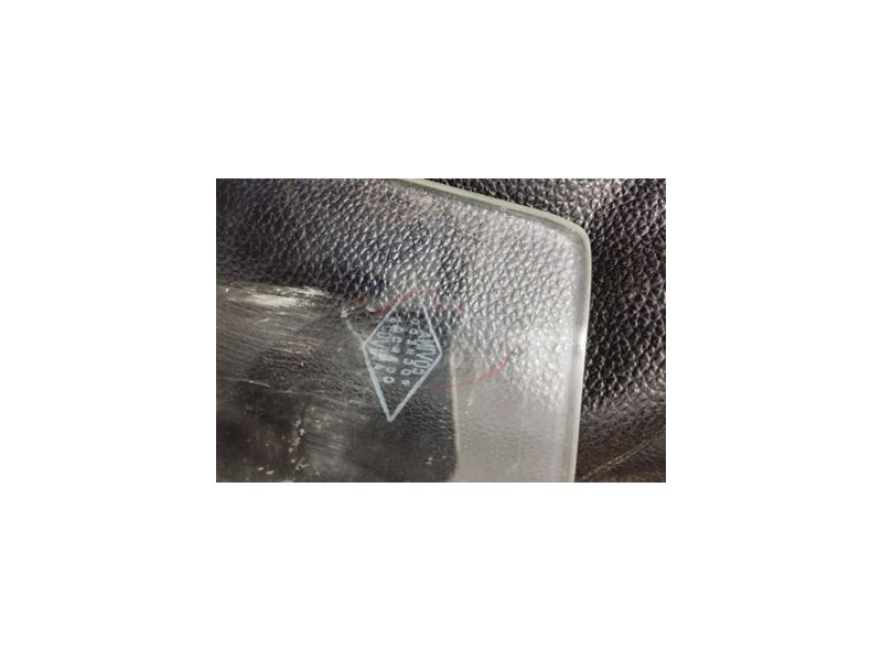 Peugeot 204 Break / Peugeot 304 Break - Vidro da porta tras direita / esquerda (Incolor)