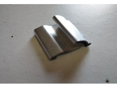 Mercedes-Benz W123 - União do friso embelezador do vidro óculo traseiro (superior)