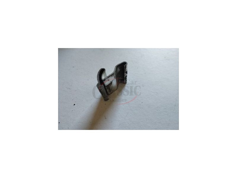 Mercedes-Benz W123 - União do friso embelezador do vidro óculo traseiro (superior)