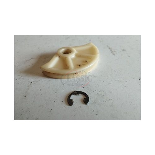 Toyota Corolla II KE20 - Guia da passagem do cabo acelerador (Meia lua)