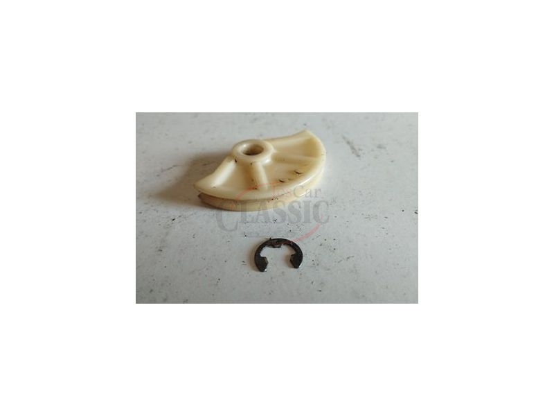 Toyota Corolla II KE20 - Guia da passagem do cabo acelerador (Meia lua)