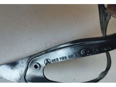 Mercedes-Benz W123 - Borracha / junta do espelho retrovisor exterior direito