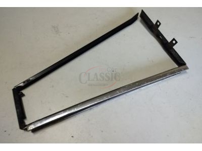 Mercedes-Benz W110 - Aro do vidro ventilador da porta frente direita