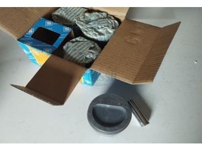 Opel Kadett C / Opel 1204 - Jogo (4) Pistons de motor com segmentos (Ø79.50)
