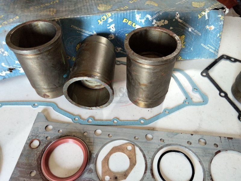 Peugeot 204 - Jogo (4) Camisas + pistão de motor (Ø75) (Mot. 1L1 XK - Bloco 2 peças)