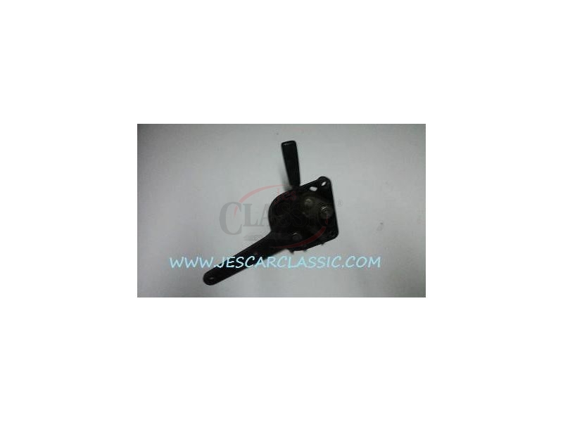 Nissan 100A - Manipulo com mecanismo de regulação e abertura banco frente esquerdo
